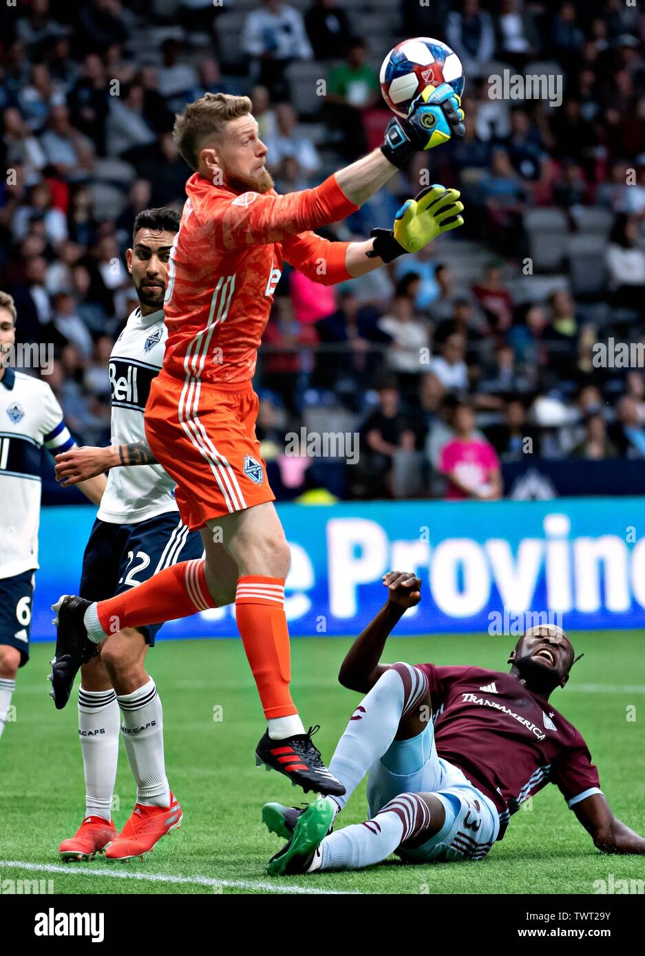 Vancouver, Canada. Il 22 giugno, 2019. Zac MacMath (superiore), portiere della Vancouver Whitecaps FC si arresta la palla durante una partita di MLS tra Vancouver Whitecaps FC e Colorado Rapids in Vancouver, Canada, il 22 giugno 2019. Credito: Andrew Soong/Xinhua/Alamy Live News Foto Stock