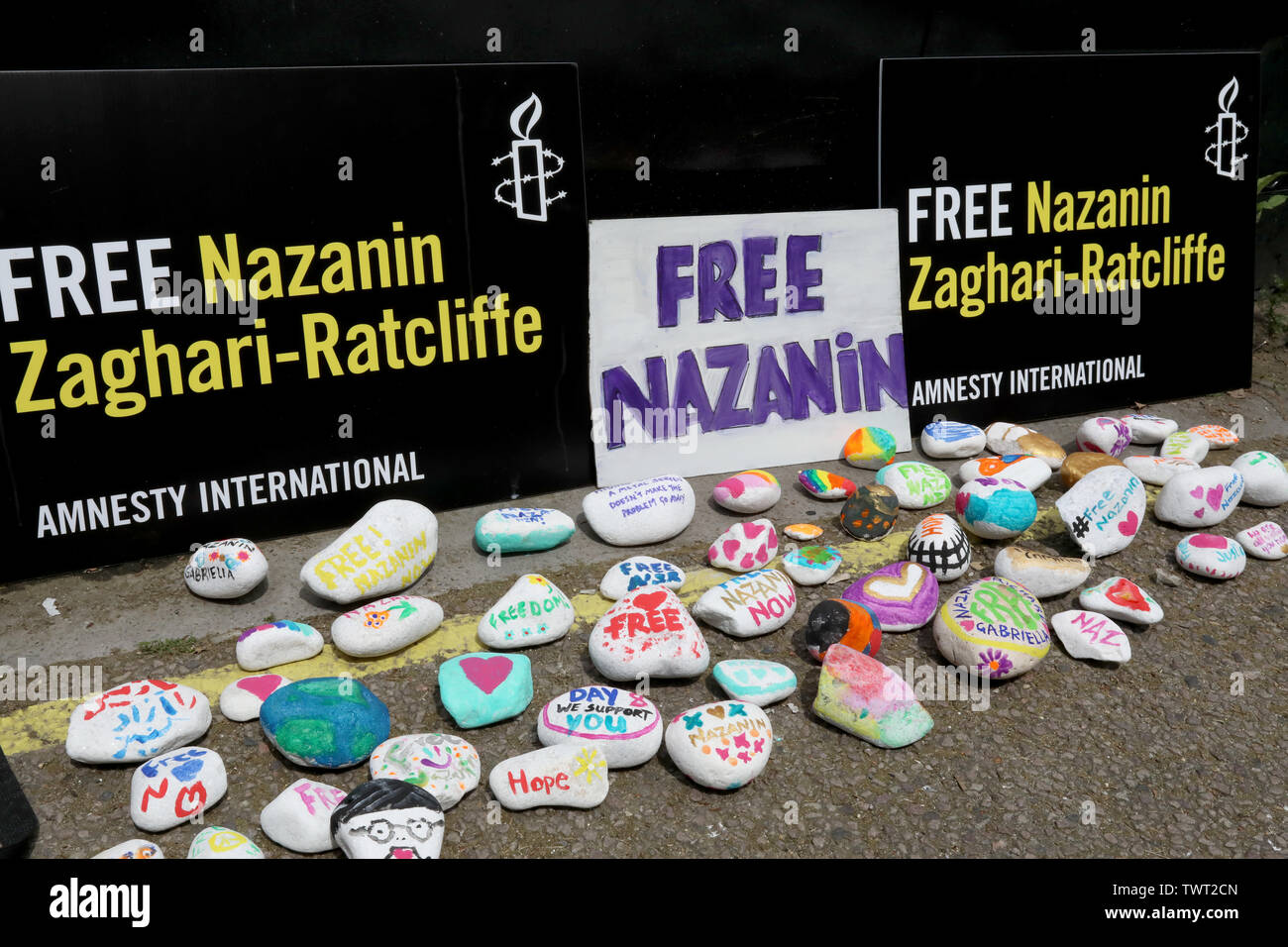 London / UK - Giugno 22, 2019: messaggi di sostegno per Nazanin Zaghari-Ratcliffe dipinta su pietre all'ambasciata iraniana a Londra dove suo marito Richard Ratcliffe è messa in scena uno sciopero della fame Foto Stock