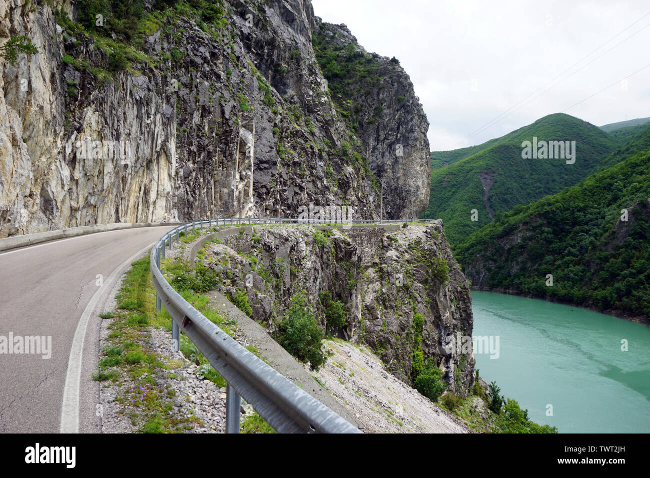 Strada asfaltata nei pressi del lago in Albania Foto Stock