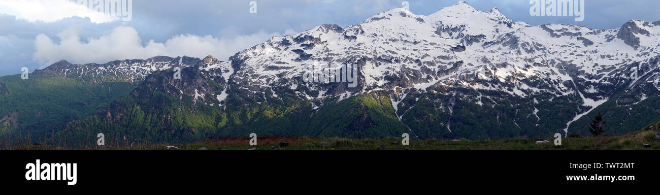 Panorama di montagna di neve nei pressi di Theth in Albania Foto Stock