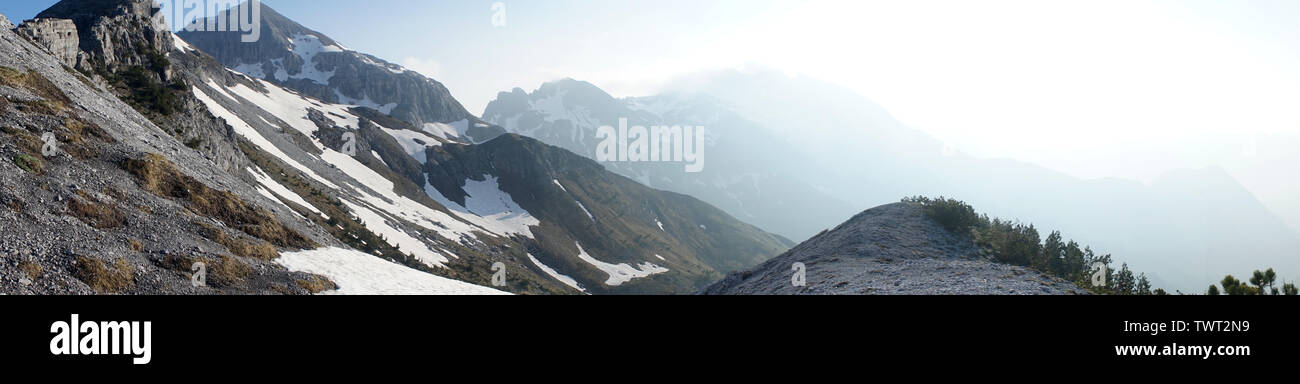Panorama di montagna snoew vicino Theth in Albania Foto Stock