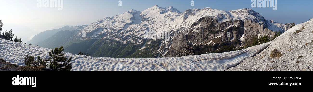 Mountain Pass con la neve vicino a Theth in Albania Foto Stock