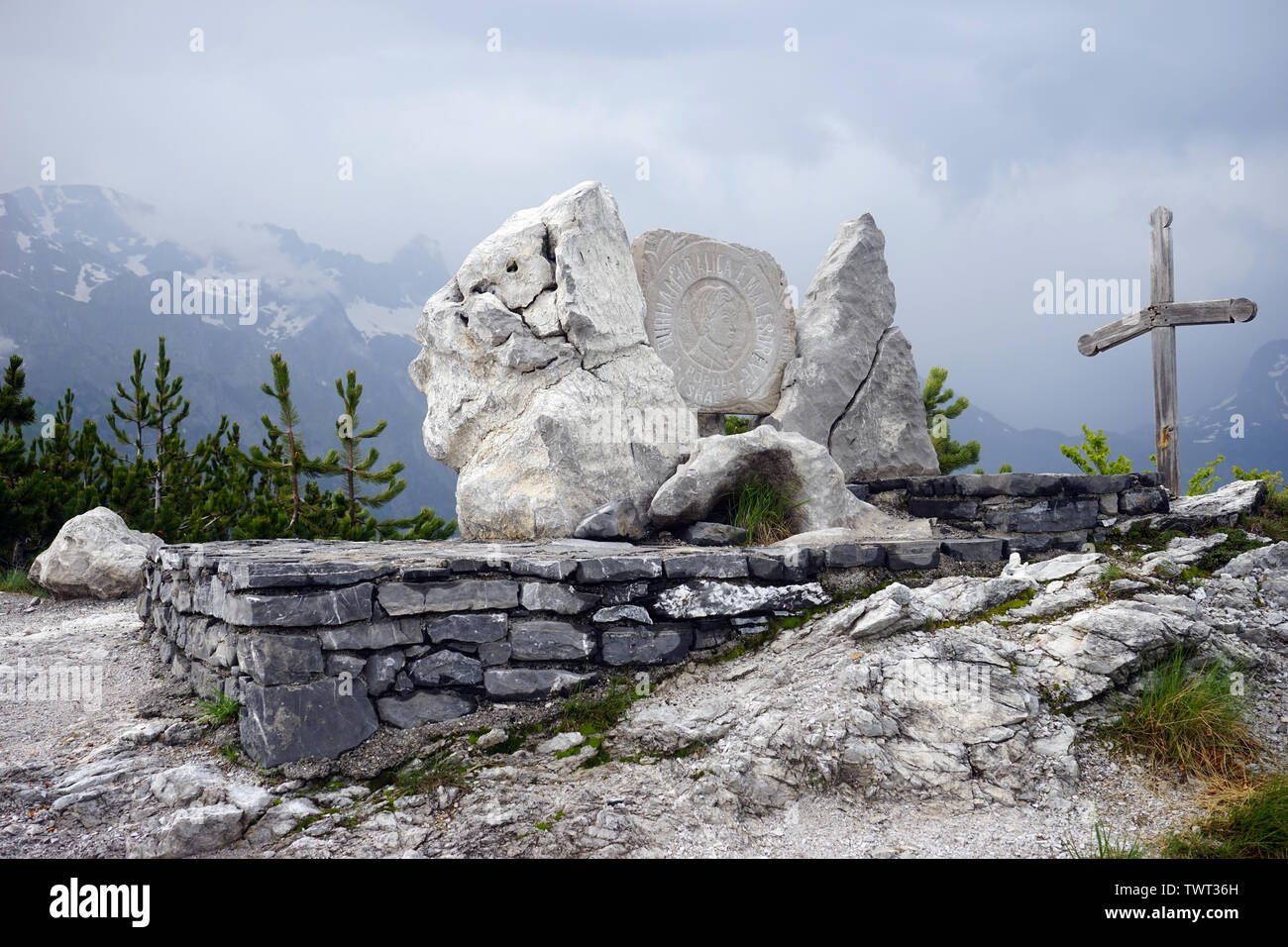 THETH, ALBANIA CIRCA GIUGNO 2019 Monumento su mountain pass Foto Stock
