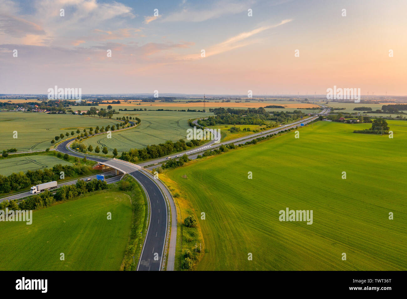 Su strada e autostrada tedesca o autobahn, campi agricoli e prati Foto Stock