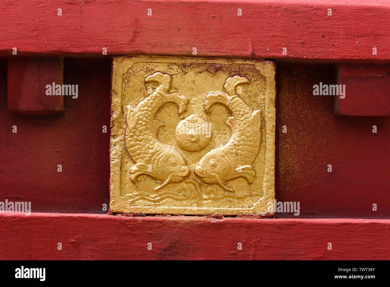 Due pesci d oro - parte del decoro esterno del Jokhang Tempio. Nel buddismo il pesce è un simbolo di felicità e di libertà di movimento. Significato. Foto Stock