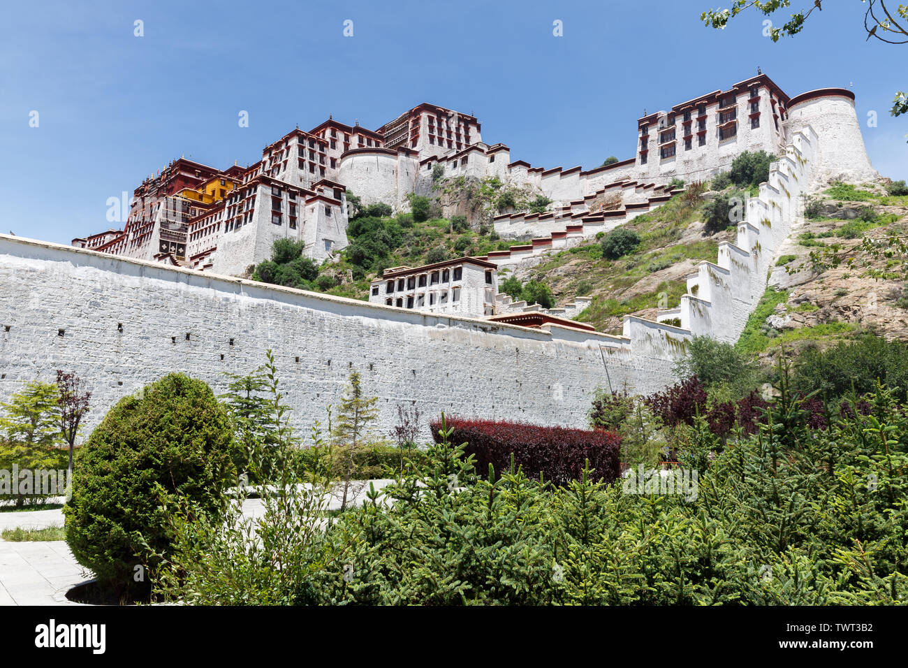 Vista laterale del palazzo del Potala con parete in primo piano. Home del Dalai Lama. Tibetian buddismo. Sacro e santo, Patrimonio Mondiale dell Unesco. Destinazione di viaggio Foto Stock