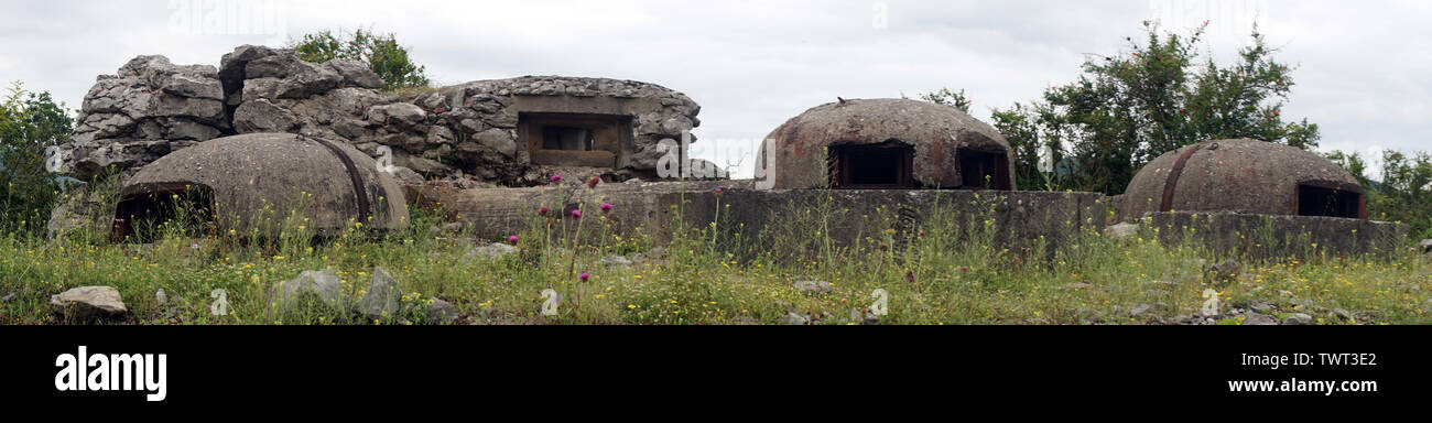 Panorama di vecchio cemento bunker in Albania vicino al confine con il Montenegro Foto Stock