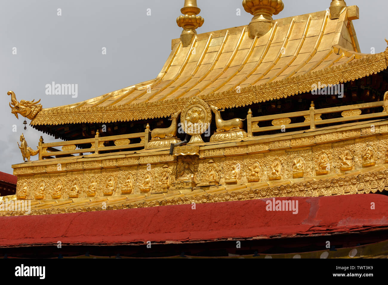 Chiusura del tetto del Jokhang Tempio. Nel mezzo della famosa ruota di dharma e caprioli. In corrispondenza della parte di fondo di piccole statue di Buddha. Arte Buddista. Foto Stock