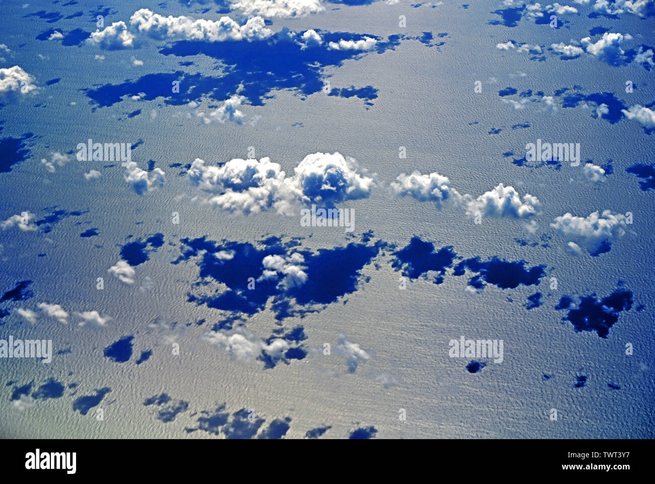 Fluffy rotto cumulus sull Oceano Atlantico a 37,00 piedi Foto Stock