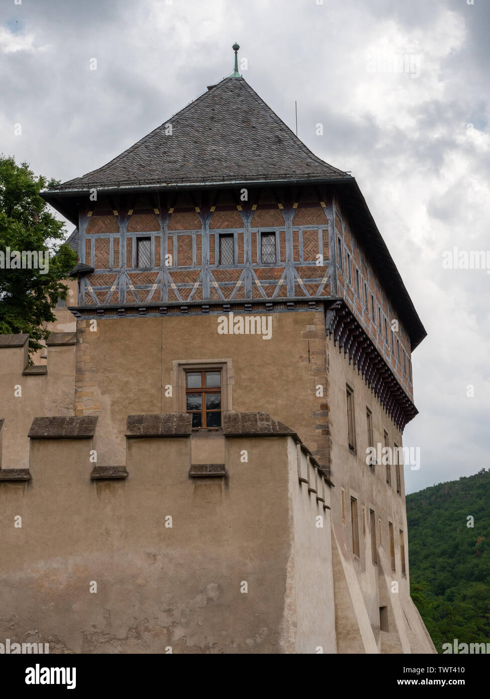 La Burgrave House presso il castello di Karlstejn. Un gotico medievale, graticcio casa appollaiato sopra le mura del castello reale di Boemia, Czach Repubblica. Foto Stock