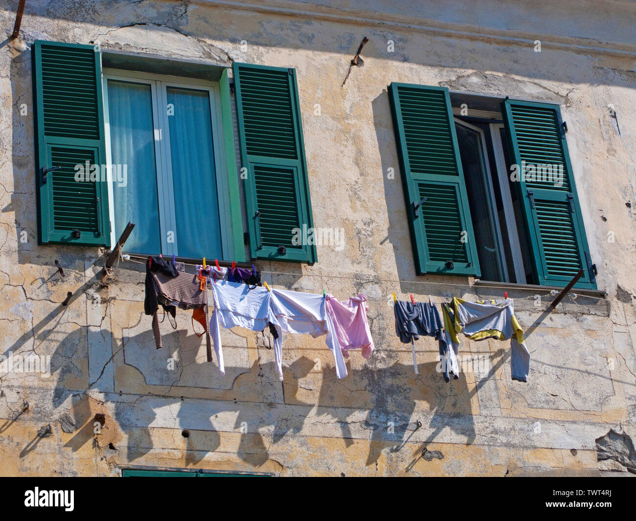 Fuori i panni appesi ad una casa, Badalucco, provincia Imperia Riviera di Ponente, Liguria, Italia Foto Stock