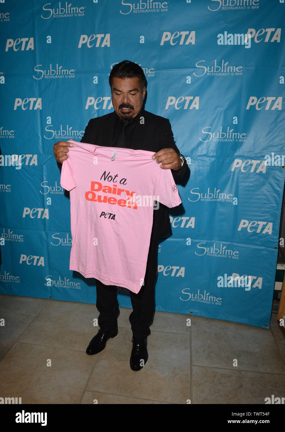 FORT LAUDERDALE, FL - Dicembre 09: George Lopez iAt una speciale raccolta di fondi la ricezione a South Florida's sublime Ristorante & Bar Domenica, George Lopez presenterà la sua nuova campagna pubblicitaria per la PETA, che lo mostra cullano i suoi cani pal Owen accanto alla dicitura ''Che fissa' i vostri animali è 'chingón" (o "f*cking grande!") ' La nuova campagna, disponibile qui, ricorda le famiglie che non riescono a spruzzi o neutro compagni animali è loco, poiché "fissazione" è il solo modo per ridurre il numero di cani e gatti in ricoveri animali e sulle strade. a Sublime Ristorante & Bar su dicembre 11, 2016 a Fort narra Foto Stock