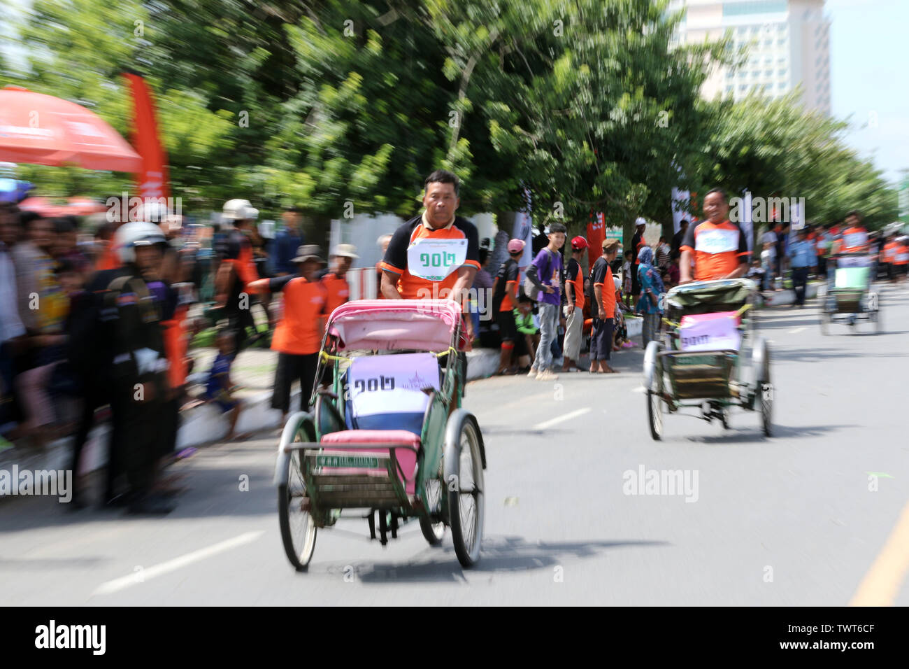 Phnom Penh, Phnom Penh. Il 23 giugno, 2019. Piloti di partecipare a una gara di ciclocross, una bicicletta a tre ruote a propulsione, rickshaw in Phnom Penh Cambogia il 23 giugno 2019. Il primo ciclo racing, o rickshaw racing si è svolta qui Domenica in un tentativo di preservare il cyclo calante e di incoraggiare i turisti stranieri a cavalcare cyclo per visite guidate della città, un organizzatore detto. Credito: Sovannara/Xinhua/Alamy Live News Foto Stock