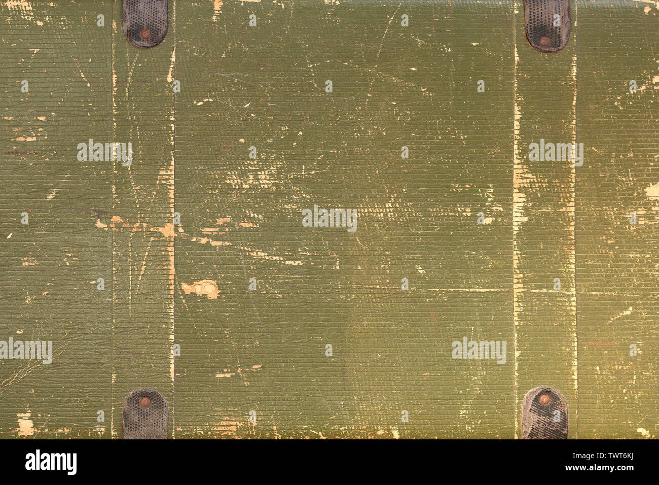 Vecchio shabby kaki valigia con una tinta dorata come sfondo vintage Foto Stock