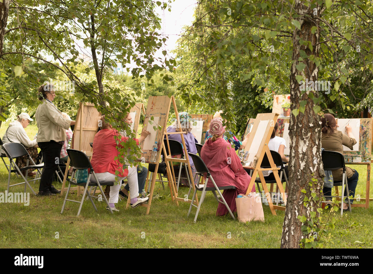 Le donne anziane dipingere nella scuola di arte studio per gli anziani. Mosca - Giugno 1, 2019. Giorno d'estate e di sole Foto Stock