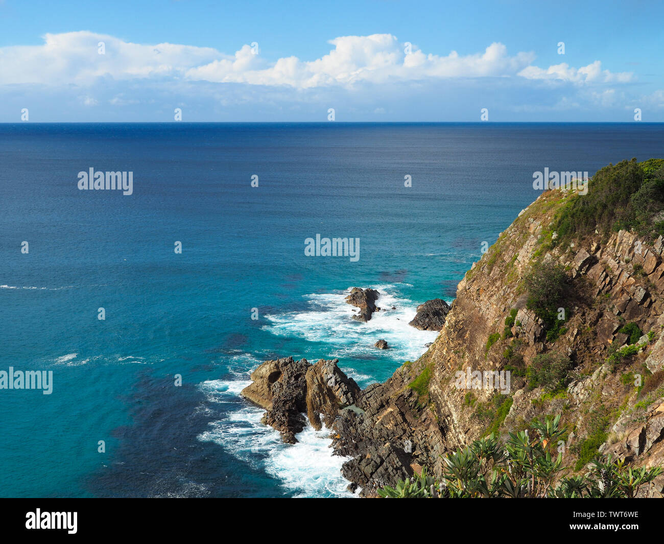 Una bella giornata di inverni. Gloriosa acqua blu scintillante fino all'orizzonte, viste panoramiche dell'oceano da un promontorio a Forster, NSW Australia Foto Stock