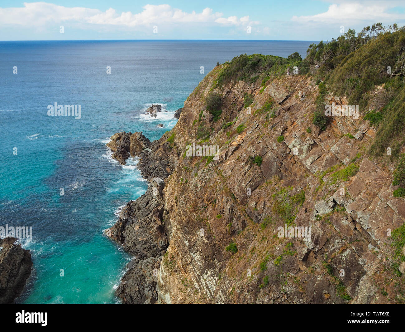 Spettacolare vista sul promontorio del bel verde blu Oceano Pacifico che guarda oltre la scogliera rocciosa faccia all'orizzonte, Forster NSW Australia Foto Stock