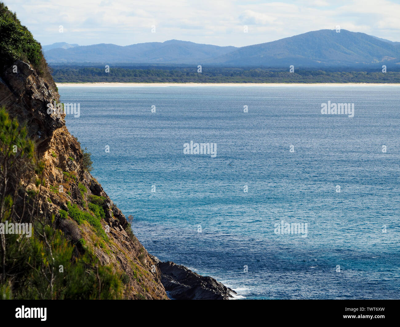 Vista sul promontorio che si affaccia sul blu Oceano Pacifico per terra, spiaggia e colline, Forster NSW Australia. Strati di blu Foto Stock