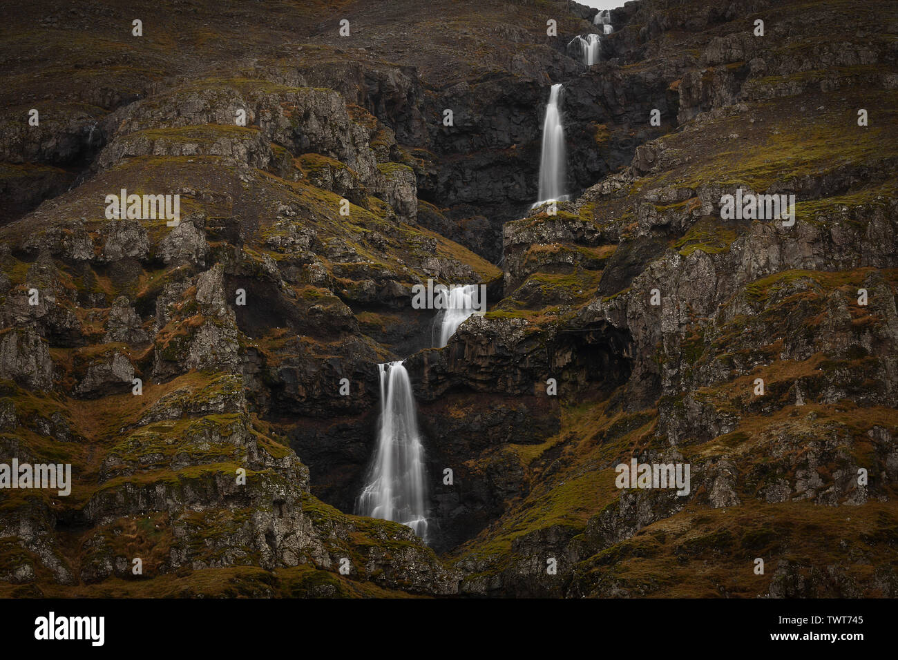 Solo una cascata in Islanda, a est di fiordi Foto Stock