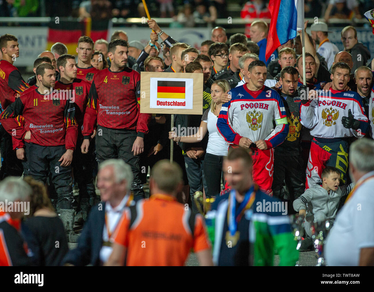 Rheinsttten, Germania. Il 22 giugno, 2019. Cerimonia di premiazione, diritto del vincitore della Russia e ha lasciato il team tedesco. GES/Motoball/Campionato Europeo, Finale: Germania - Russia, 22.06.2019. Sport: Motoball: Team vs Team, Rheinstetten/Moersch, giugno.22.2019 | Utilizzo di credito in tutto il mondo: dpa/Alamy Live News Credito: dpa/Alamy Live News Foto Stock