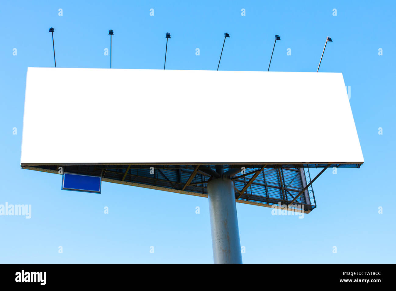 Grande tabellone vuoto sopra il cielo blu - lo spazio per il tuo testo o immagine Foto Stock