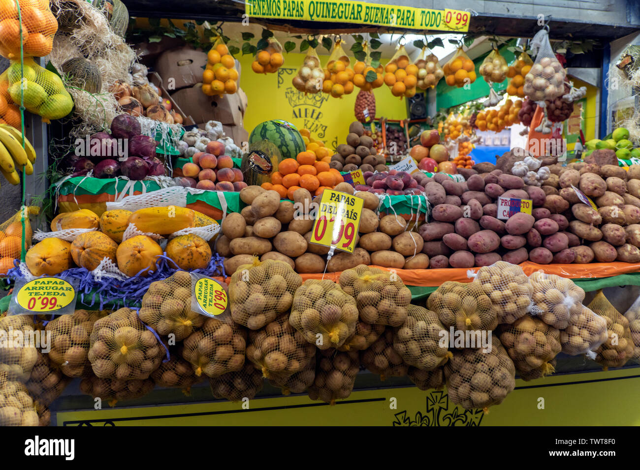 Obst- und Gemüsestand in der Markthalle Mercado de Vegueta a Las Palmas di Gran Canaria Foto Stock