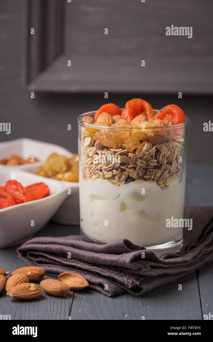Yogurt fatto in casa con muesli, frutta secca e noci bio con più sano di sementi Foto Stock