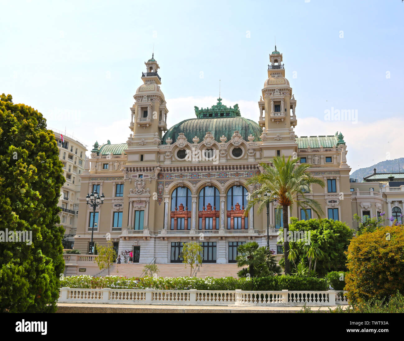 Montecarlo, Monaco - Giugno 13, 2014: l'Opera de Monte-Carlo, seaside facciata del teatro dell'opera, architetto Charles Garnier Foto Stock