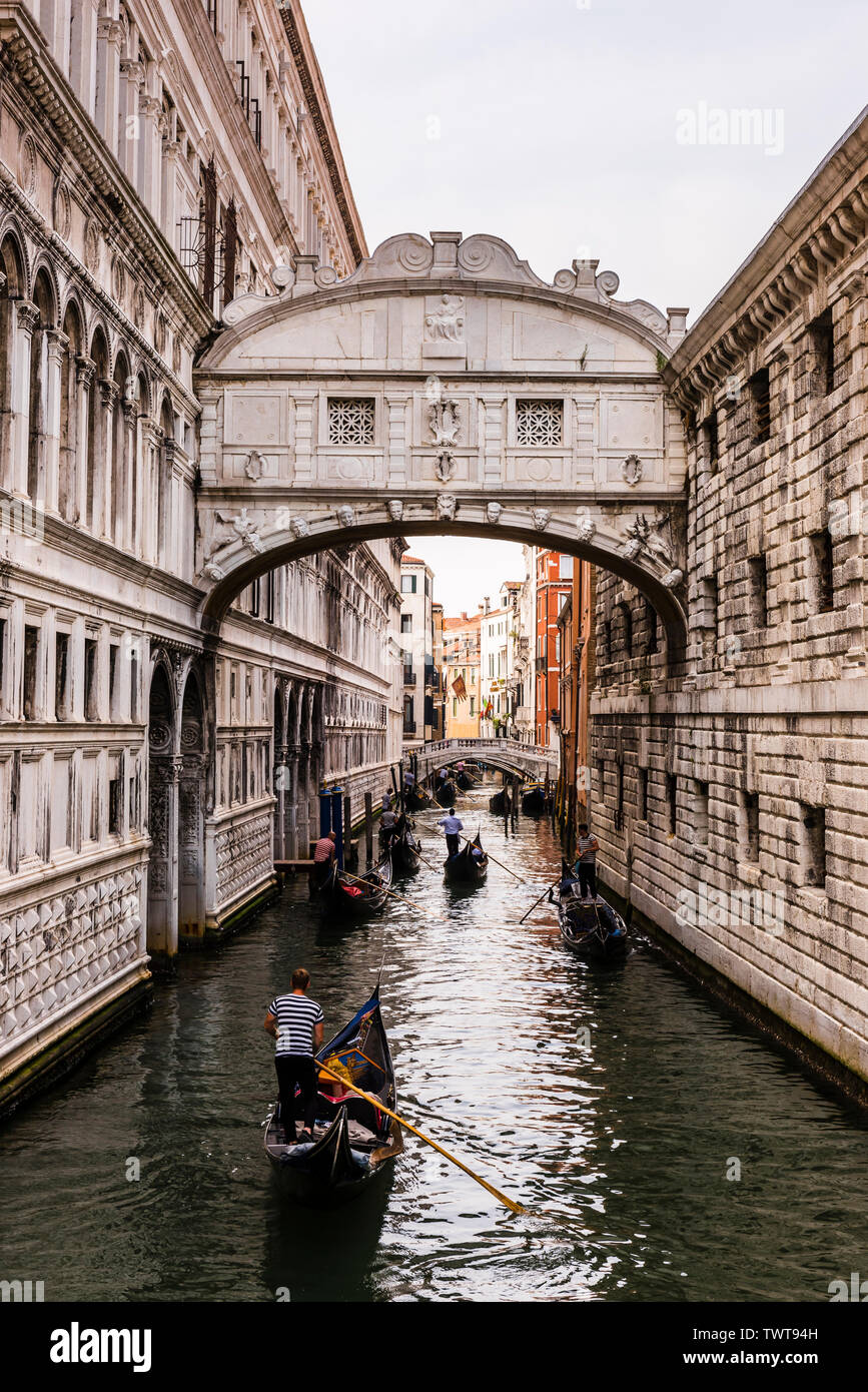 Gondole e il Ponte dei Sospiri di Venezia, Italia Foto Stock