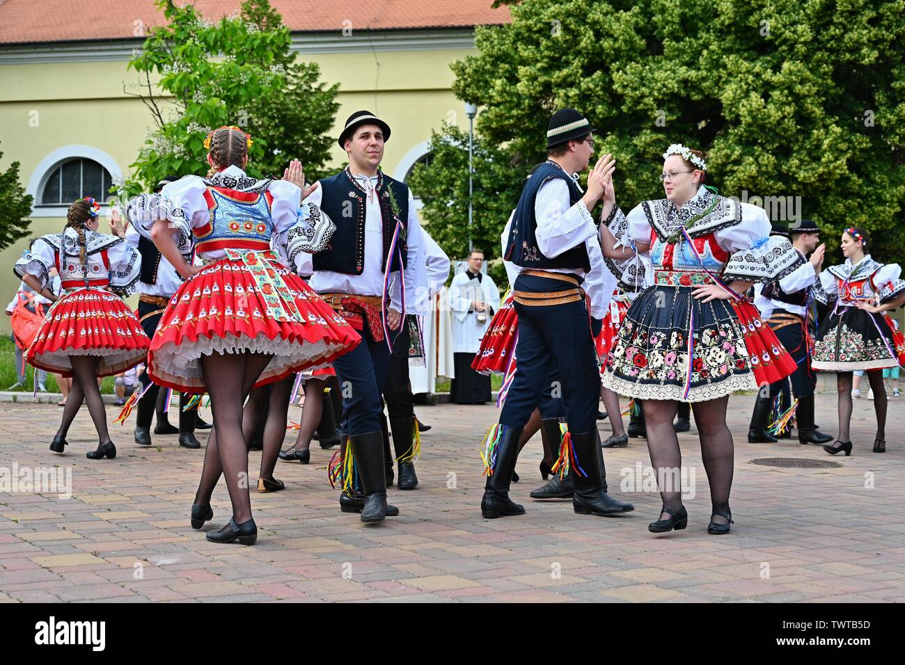 Brno - Bystrc, Repubblica ceca, 22 giugno 2019. Tradizionale festa ceca. Festival della musica folk. Ragazze e ragazzi dancing in splendidi costumi. Un vecchio Christian h Foto Stock