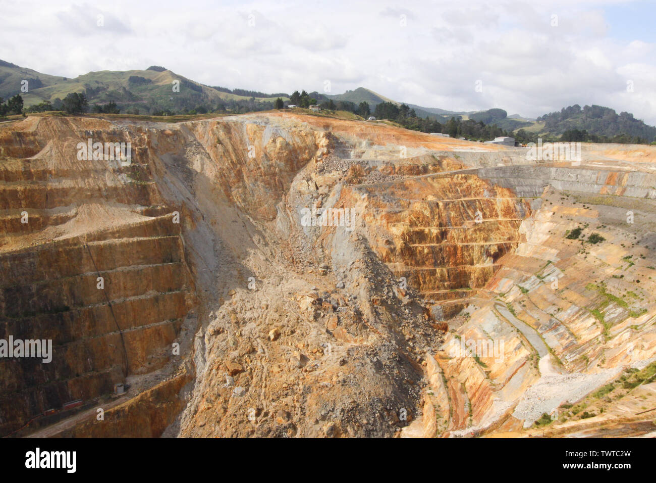 La miniera di Marta è un open-cast miniera d'oro in Nuova Zelanda città di Waihi. La foto mostra le grandi frane che si sono verificati nel mese di aprile 2015 e 2016. Foto Stock