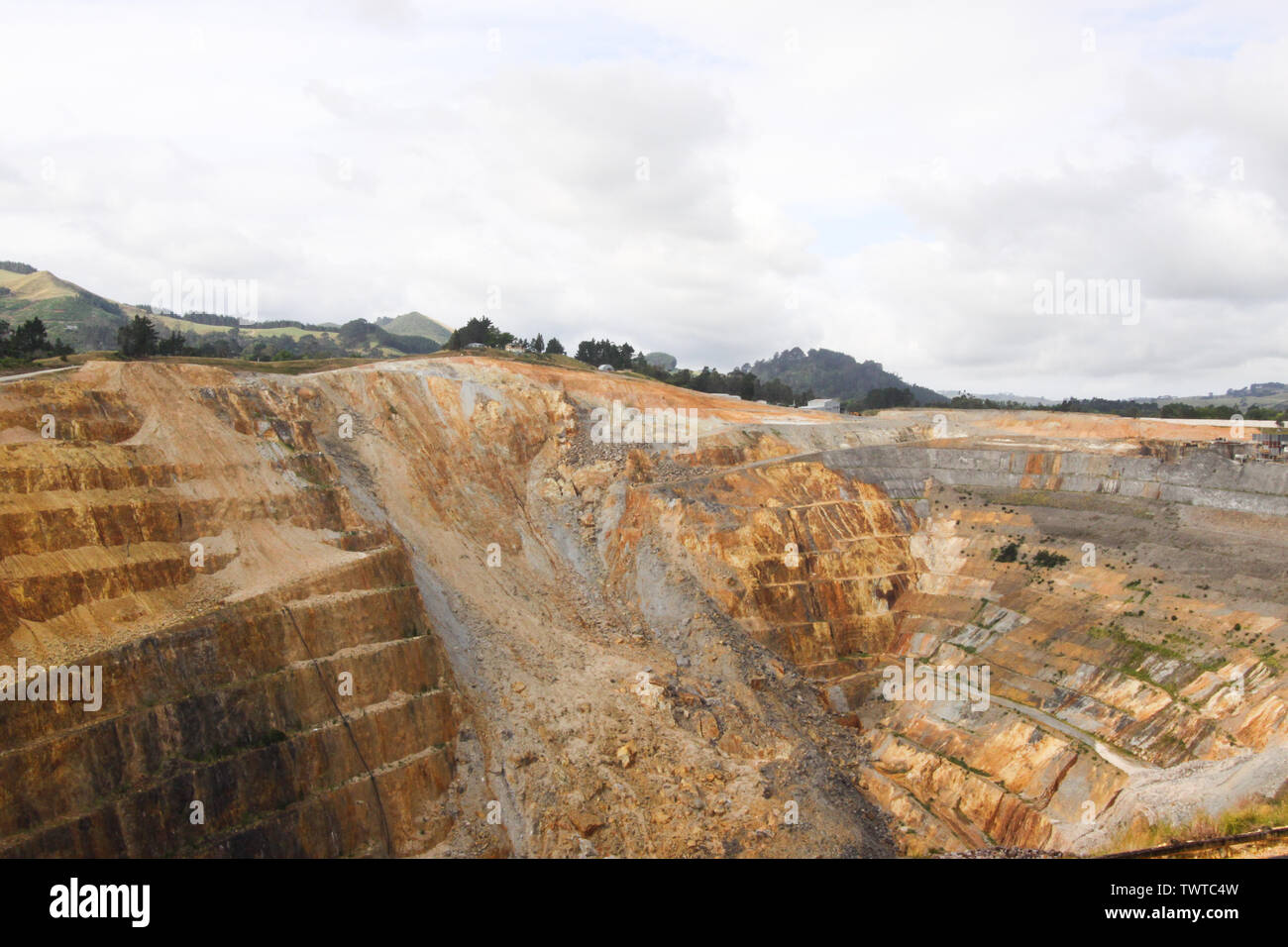La miniera di Marta è un open-cast miniera d'oro in Nuova Zelanda città di Waihi. La foto mostra le grandi frane che si sono verificati nel mese di aprile 2015 e 2016. Foto Stock
