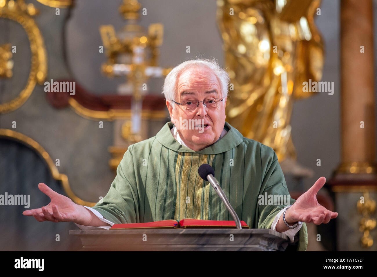 Ostritz, Germania. Il 23 giugno, 2019. Padre Michael Dittrich parla di Dio, la diversità e la tolleranza nella chiesa dell Assunzione della Beata Vergine Maria della comunità cattolica. Dopo un nuovo incontro del neo-nazisti per la Schild-und-Schwert-Festival, cittadini in Oriente città sassone ha reagito con la quarta Ostritzer Festival di pace. Credito: Daniel Schäfer/dpa-Zentralbild/dpa/Alamy Live News Foto Stock