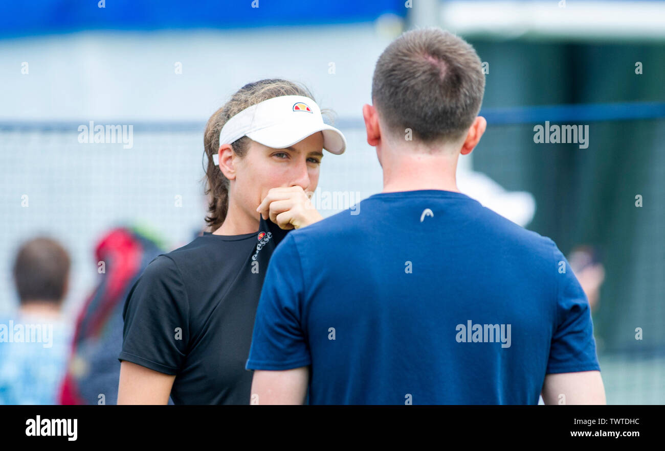 Eastbourne Regno Unito 23 Giugno 2019 - Johanna Konta di Gran Bretagna chat con il suo team come ella pratiche su una corte esterna alla natura Valle torneo internazionale di tennis presso Devonshire Park in Eastbourne . Credito : Simon Dack / TPI / Alamy Live News Foto Stock