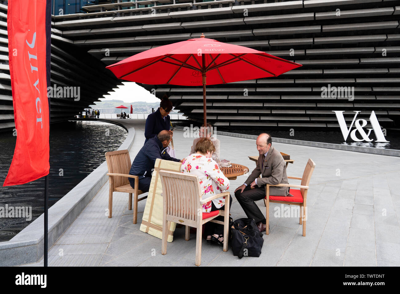 Dundee, Scotland, Regno Unito. Il 23 giugno 2019. La BBC mostra di Antiquariato programma TV sta puntando sulla posizione t la nuova V&un museo a Dundee oggi. Le lunghe code formate come membri del pubblico sono arrivati con i loro oggetti da collezionismo di averli istruiti e valutati dalla mostra di Antiquariato esperti. Selezionare gli elementi e i loro proprietari sono stati scelti per essere girato per la mostra. Credito: Iain Masterton/Alamy Live News Foto Stock