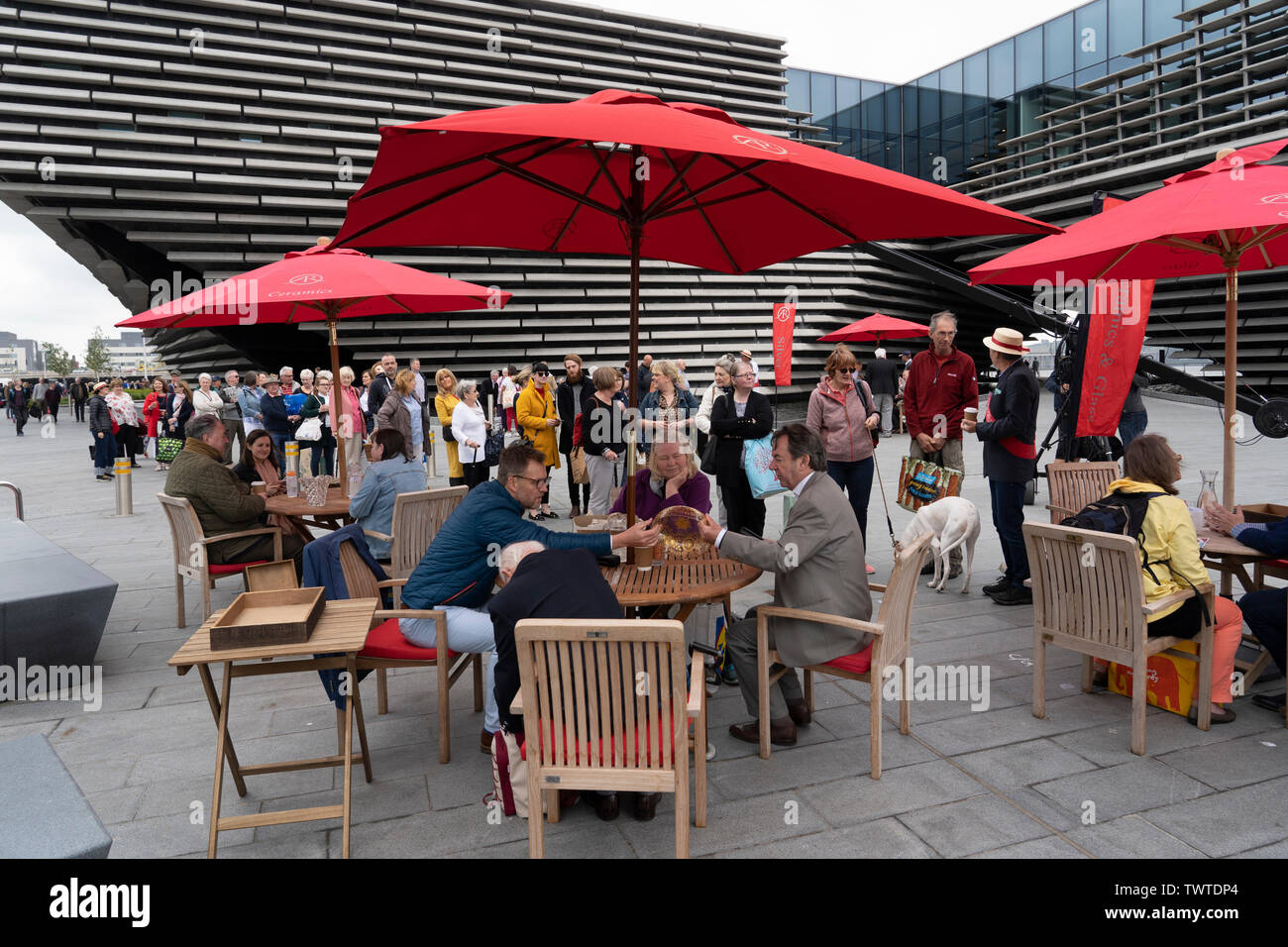 Dundee, Scotland, Regno Unito. Il 23 giugno 2019. La BBC mostra di Antiquariato programma TV sta puntando sulla posizione t la nuova V&un museo a Dundee oggi. Le lunghe code formate come membri del pubblico sono arrivati con i loro oggetti da collezionismo di averli istruiti e valutati dalla mostra di Antiquariato esperti. Selezionare gli elementi e i loro proprietari sono stati scelti per essere girato per la mostra. Credito: Iain Masterton/Alamy Live News Foto Stock