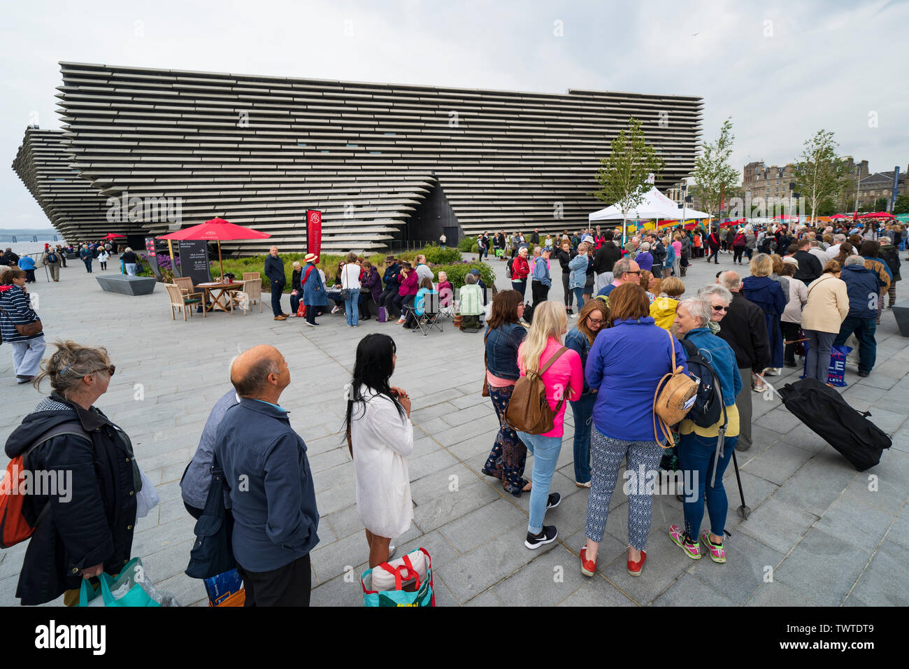 Dundee, Scotland, Regno Unito. Il 23 giugno 2019. La BBC mostra di Antiquariato programma TV sta puntando sulla posizione t la nuova V&un museo a Dundee oggi. Le lunghe code formate come membri del pubblico sono arrivati con i loro oggetti da collezionismo di averli istruiti e valutati dalla mostra di Antiquariato esperti. Selezionare gli elementi e i loro proprietari sono stati scelti per essere girato per la mostra. Nella foto, lunghe code formate per valutazione di antiquariato Credito: Iain Masterton/Alamy Live News Foto Stock