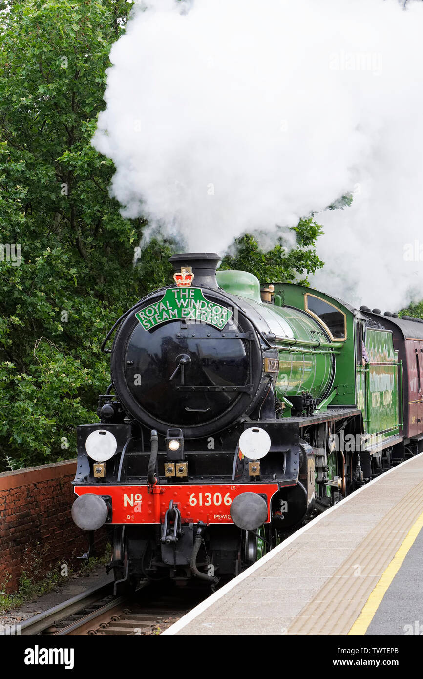 61306 Mayflower sull'esecuzione inaugurale della Royal Windsor vapore Express il 4 giugno del 2019. Foto Stock