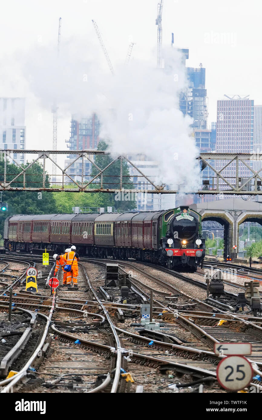 61306 Mayflower sull'esecuzione inaugurale della Royal Windsor vapore Express il 4 giugno del 2019. Foto Stock