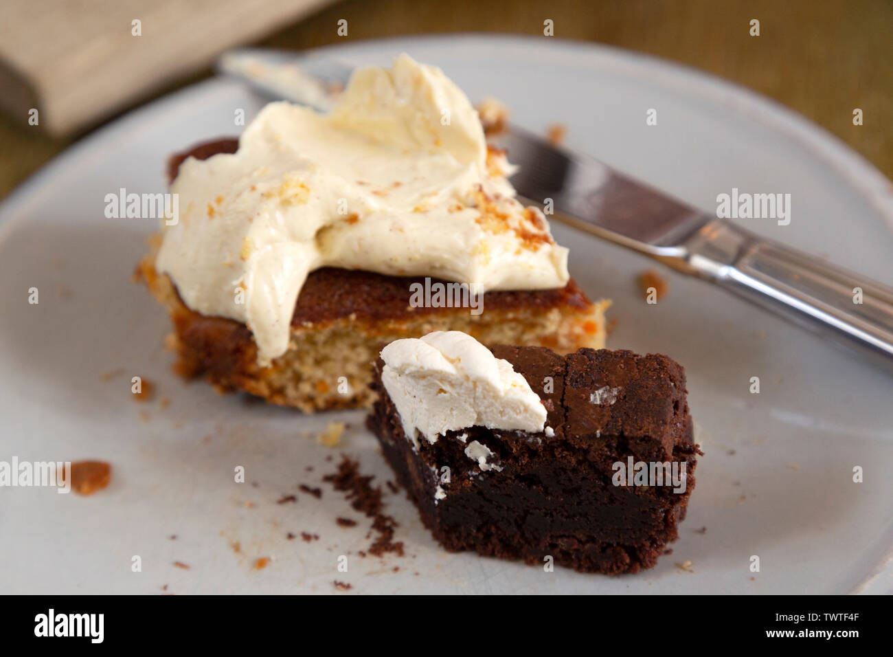 Dolci serviti durante un tè pomeridiano in Inghilterra. La piastra contiene un brownie al cioccolato e una torta di carote. Foto Stock