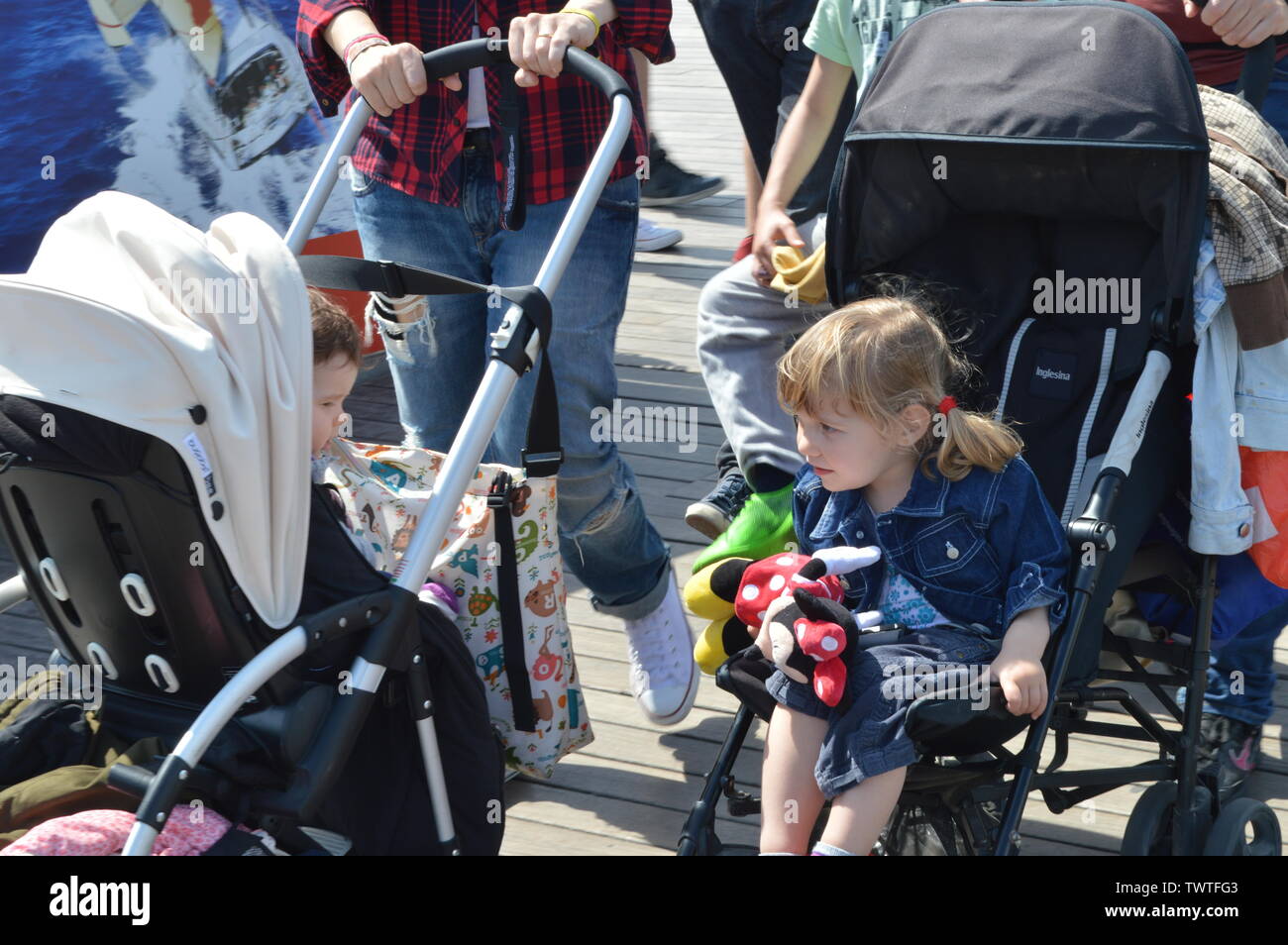 I bambini con le loro famiglie nel porto di Barcellona, Spagna Foto Stock