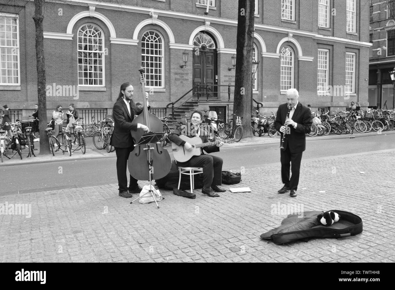 Tre musicisti che suonano una straordinaria musica a Amsterdam street, Paesi Bassi, Olanda Foto Stock