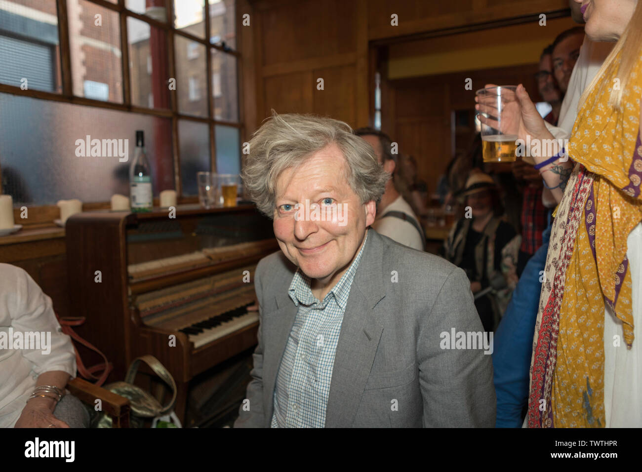 Soho, Londra, Regno Unito. Il 22 giugno, 2019. Il sabato scorso al Coach e cavalli a Soho, prima che il pub indipendente è assunto dal tour Fullers Brewery. Il pub ha mantenuto la sua grande atmosfera e l'ambiente costruito attraverso l'ultimo 77 anni. Poco è cambiato molto per il plauso di migliaia di clienti abituali e la comunità locale di Soho. Penelope Barritt/Alamy Live News Foto Stock