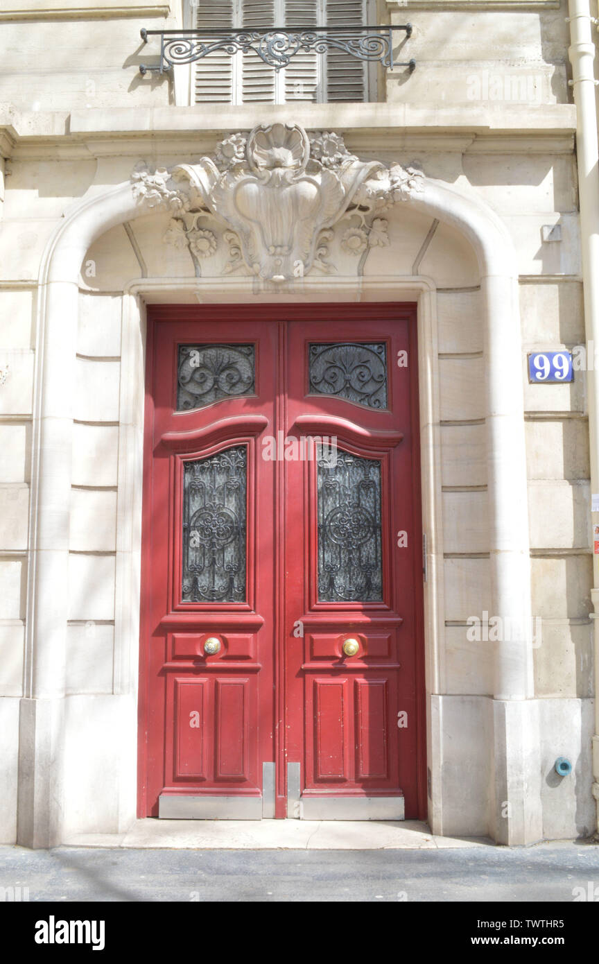 Antica porta rossa a Champs-Élysées street a Parigi, Francia Foto Stock