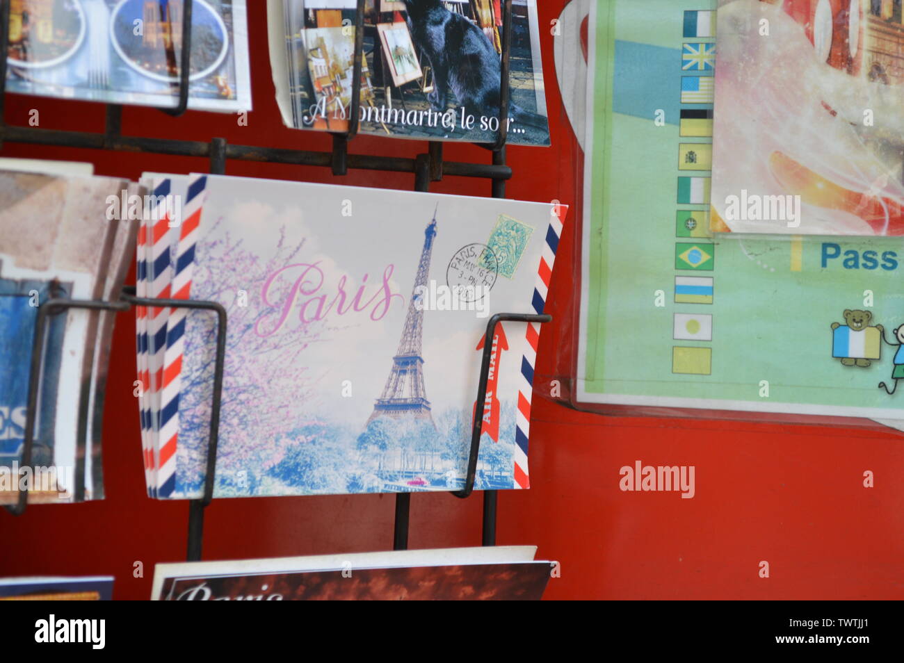 Negozio di souvenir shop a Champs-Élysées street in Parigi Francia Foto Stock