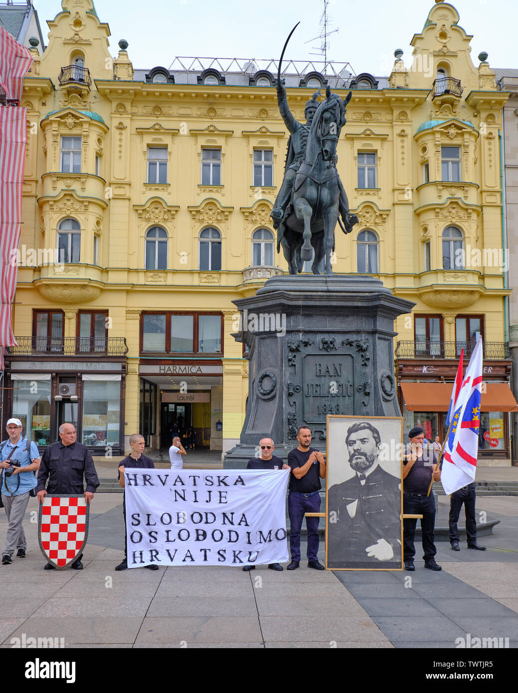 Zagabria, Croazia, 23 Giugno 2019 : HSP portano ala destra politica dei rally , con l'uomo vestito di nero sventolando croato, nero e Anti bandiera UE Foto Stock