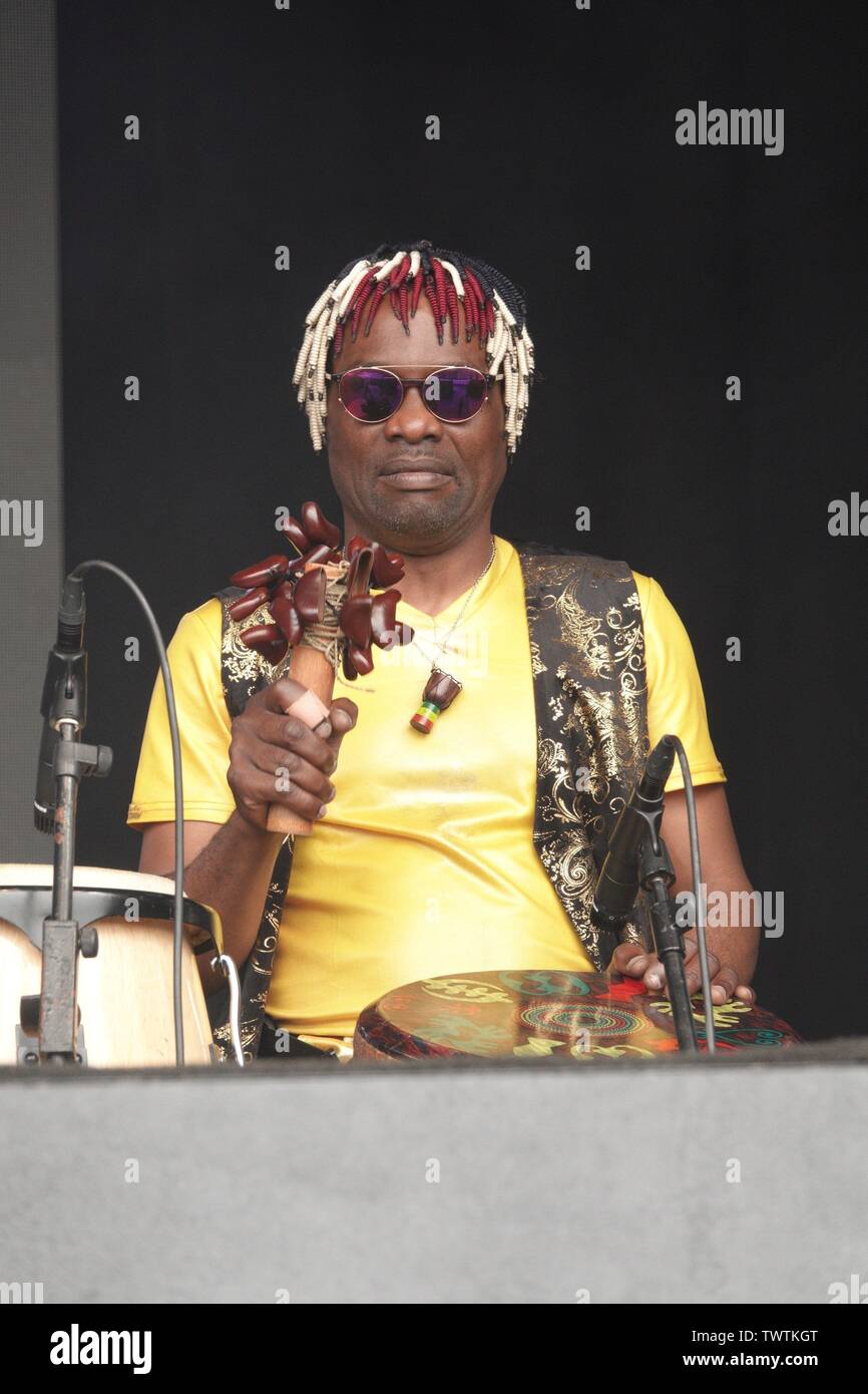 Sefton Park, Liverpool, Regno Unito. Il 23 giugno, 2019. Il batterista con Tabitha Jade un eccitante urbano emergente artista femminile, cantautore musicista essendo sostenuto dalla BBC Introduzione e Radio 1Xtra esibirsi sul palco del 2019 Africa Oye Festival musicale di Liverpool è Sefton Park.Il free festival è il più grande del Regno Unito, celebrazione di African & Caraibi musica e cultura e attira migliaia di persone durante il weekend. Credito: ken biggs/Alamy Live News Foto Stock