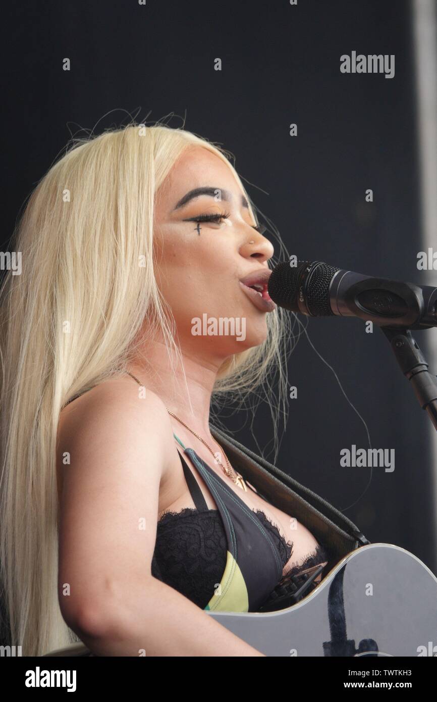 Sefton Park, Liverpool, Regno Unito. Il 23 giugno, 2019. Tabitha Jade un eccitante urbano emergente artista femminile, cantautore musicista essendo sostenuto dalla BBC Introduzione e Radio 1Xtra esibirsi sul palco del 2019 Africa Oye Festival musicale di Liverpool è Sefton Park.Il free festival è il più grande del Regno Unito, celebrazione di African & Caraibi musica e cultura e attira migliaia di persone durante il weekend. Credito: ken biggs/Alamy Live News Foto Stock