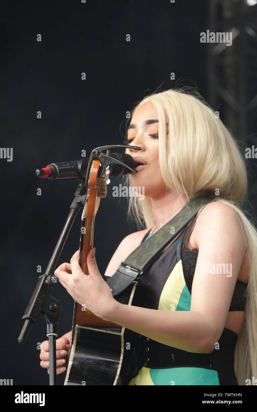 Sefton Park, Liverpool, Regno Unito. Il 23 giugno, 2019. Tabitha Jade un eccitante urbano emergente artista femminile, cantautore musicista essendo sostenuto dalla BBC Introduzione e Radio 1Xtra esibirsi sul palco del 2019 Africa Oye Festival musicale di Liverpool è Sefton Park.Il free festival è il più grande del Regno Unito, celebrazione di African & Caraibi musica e cultura e attira migliaia di persone durante il weekend. Credito: ken biggs/Alamy Live News Foto Stock
