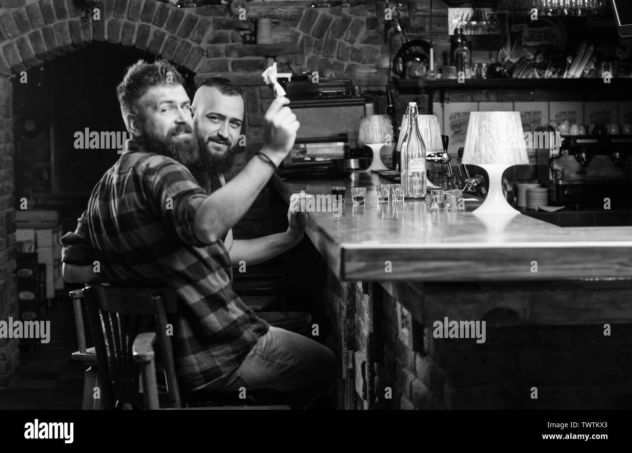 Denaro contante concetto. Suggerimento dato al cameriere. Uno più alcol cocktail. Man tenere dollar denaro in contanti al banco bar. Il pagamento in contanti. Ordinare le bevande al bar. Acquisto e pagamento. Lasciare suggerimenti per il barista. Foto Stock